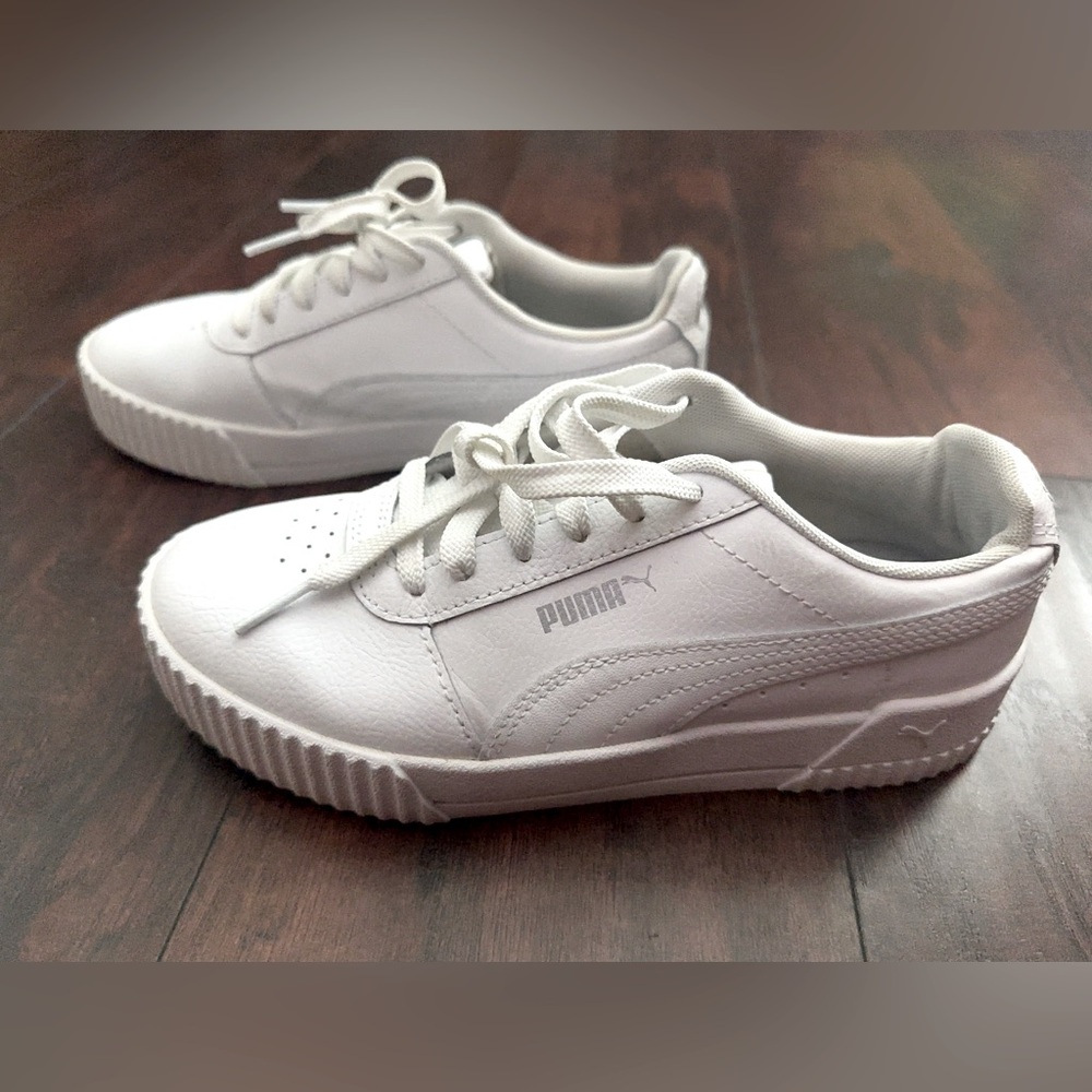 Women’s PUMA White Shoes Size 6 US